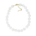 Macro detail van stenen kralenketting met pruimenbloesem en gouden verstelketting - B Halsketting - Witte Bloem Stijl / 38+5cm