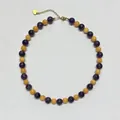 Collana di perline colorate con pietre viola e ciondolo a cuore dorato su sfondo bianco - Collana / 38+5cm / Patchwork Giallo e Viola