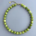 Dettaglio di perle in pietra naturale verde con chiusura dorata e ciondolo a cuore - Collana / 38+5cm / Verde Prateria