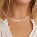 Collier minimaliste fait main en perles de pierre naturelle porté par un mannequin - 38+5cm / Blanc