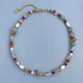 Detail van kleurrijke steen- en zoetwaterparelketting met gouden hartsluiting - Veelkleurige gebroken steen zoetwaterparel choker / 38cm+5cm / Kleurrijk
