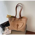 Detail der natürlichen Strohtextur mit Ledertasche und Magnetverschluss am Shopper - Einheitsgröße / Khaki