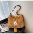 Detalle del bolso de gato de peluche con correa de cuero sintético y hebilla ajustable - Talla única / Caqui