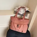Korallenrosa Nylon-Einkaufstasche mit Kordelzugtaschen auf Samtsessel - Einheitsgröße / Ziegelrot