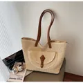 Minimalistische beige gewebte Stroh-Tragetasche mit braunen Trägern und Vordertasche - Einheitsgröße / Gebrochenes Weiß