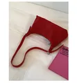 Vista detallada del bolso baguette de ante rojo con costuras y herrajes metálicos plateados - Talla única / Rojo