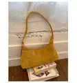 Detalle del bolso hobo de ante amarillo jengibre con pespuntes y anillo de metal plateado - Talla única / Amarillo
