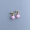 Ohrstecker aus 18k vergoldetem Titan mit glatten rosa Quarzstein-Perlenanhängern - Ohrringe / Lavendel