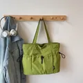 Avocado-grüne Nylon-Tragetasche mit Multi-Pocket-Design und Tunnelzug-Details - Einheitsgröße / Grün