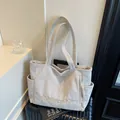 Borsa tote in velluto a coste bianco crema con ricamo e morbida tracolla - Bianco Sporco