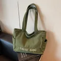 Borsa tote in velluto a coste verde militare con ricamo TOTE BAG e tasche laterali - Verde