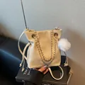 Bolso bombonera blanco crema con cordón, cadena dorada y un suave pompón decorativo - Blanco Roto