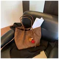 Grande borsa tote marrone in finta pelle scamosciata con ciondolo a pompon - Con Ciondolo / Marrone