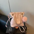 Sac seau rose minimaliste avec cordon, chaîne dorée et pompon en peluche doux - Rose