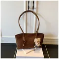 Sac cabas en daim marron foncé avec logo doré et charmant pendentif en peluche chien - Avec Pendentif / Café