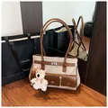 Sac fourre-tout rétro en toile beige et cuir marron avec un petit ours porte-bonheur blanc - Avec Pendentif / Kaki