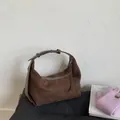 Borsa hobo in pelle scamosciata testa di moro con tracolla regolabile e design minimalista - caffè