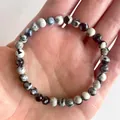 Elastische kralenarmband met zwart-witte marmeren natuursteen kralen in de hand - Zwart Wit Grijs Textuur(Armband 49)