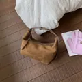 Borsa hobo in pelle scamosciata marrone con tracolla regolabile e cerniera in argento - Marrone Giallastro
