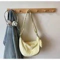Detalle del bolso de hombro plisado amarillo claro con monedero redondo incluido - Talla única / Amarillo