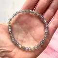 Elastische kralenarmband van grijze labradoriet met natuurlijke blauwe glans - Labradoriet Effect(Armband 52)