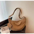 Bolso tote marrón plisado con colgante de monedero redondo en escena de oficina - Talla única / Caqui