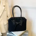 Borsa tote grande in finta pelle scamosciata nera con finiture in vernice lucida - Con Ciondolo / Nero