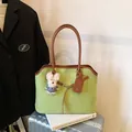 Borsa tote vintage verde senape in finta pelle scamosciata con cinghie marroni e orso - Con Ciondolo / Verde
