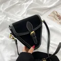 Bolso bandolera triangular de ante negro con costuras blancas en contraste y hebilla oro - Talla única / Negro