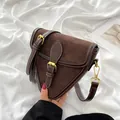 Bolso bandolera triangular de cuero marrón mate con hebilla y costuras blancas sutiles - Talla única / Marrón
