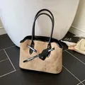 Borsa tote in camoscio kaki con manici neri lucidi e finiture in finta pelle - Con Ciondolo / Cachi