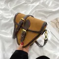Bolso bandolera de retazos marrones con textura mate y diseño de silla triangular retro - Talla única / Caqui