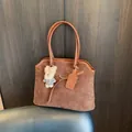 Borsa tote in camoscio marrone caffè con manici in pelle e portachiavi a forma di orso - Con Ciondolo / Marrone