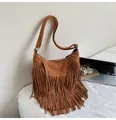 Gros plan d'un sac bandoulière marron en daim avec franges et fermeture éclair argentée - Marron Jaune