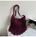 Détail du sac hobo en daim bordeaux avec de longues franges bohèmes et boucle argentée - Bordeaux