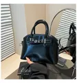 Borsa a mano nera lucida effetto pelle con doppi manici e finiture argentate - Taglia unica / Nero