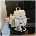Mochila vintage blanca de cuero PU granulado con un lindo colgante de oso - Con Colgante / Blanco Roto