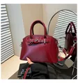 Elegante borsa a conchiglia bordeaux lucido con finiture in argento e tracolla sottile - Taglia unica / Rosso