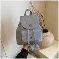 Mini mochila azul claro texturizada con cierre de giro metálico plateado y solapa - Con Colgante / Azul Denim