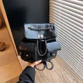 Mochila de moda en cuero PU negro brillante con cadena plateada y bolsillos duales - Negro