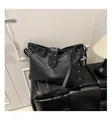 Borsa tote in pelle martellata nera con borchie argentate e ciondolo a croce - Nero