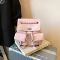 Mochila rosa chic para mujer en cuero sintético con cadena metálica y varios bolsillos - Rosa