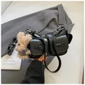 Borsa sottobraccio in ecopelle nera lucida con fiocchi e ciondolo a forma di orso - Nero Con Pendente