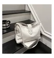 Dettaglio borsa a tracolla bianca in pelle martellata con borchie argentate lucide - Bianco