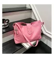 Dettaglio borsa tote rosa in pelle martellata con borchie argento e ciondolo a croce - Rosa