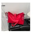 Borsa tote in pelle rossa con rivetti argentati e un grande ciondolo a croce - Rosso