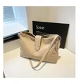 Minimalistische beige draagtas met litchi-textuur en klinknageldetails voor dames - Khaki