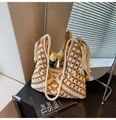 Dettaglio borsa tote boho all'uncinetto con nappe e motivo geometrico intrecciato - Taglia unica / Cachi