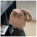 Sac seau en fausse fourrure marron clair avec chaîne dorée et anse ronde en peluche - Taille unique / Café