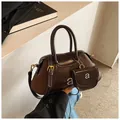 Sac à main en cuir marron foncé avec surpiqûres contrastées et mini pochette - Taille unique / café